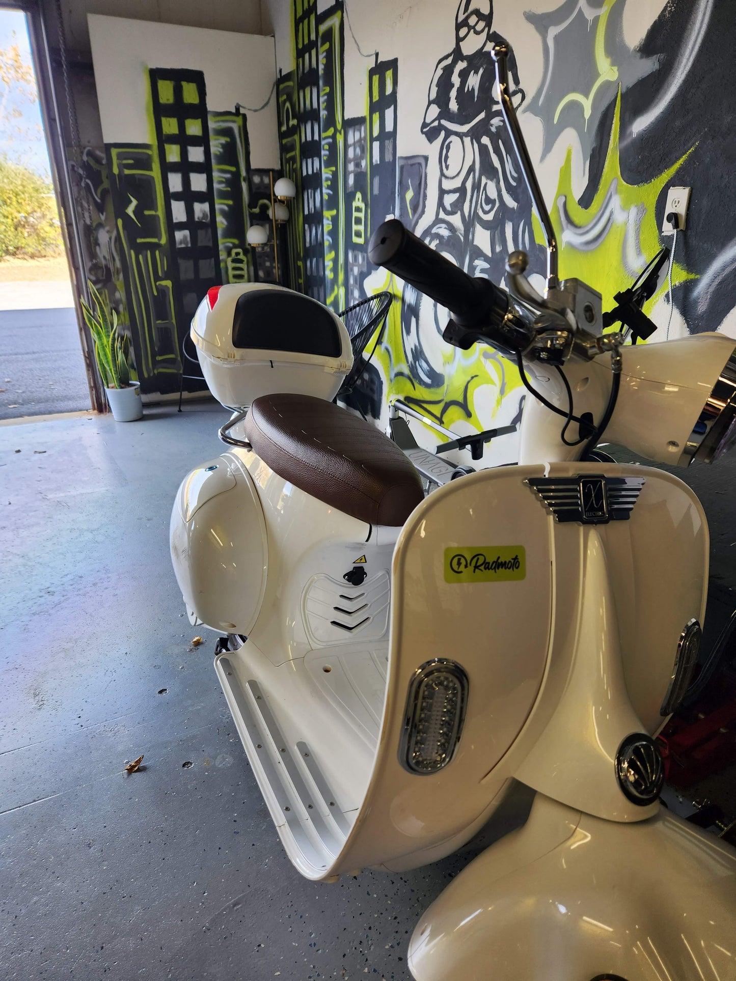 Aventura-X Moped, Dealer Demo, White, 30MPH street legal moped