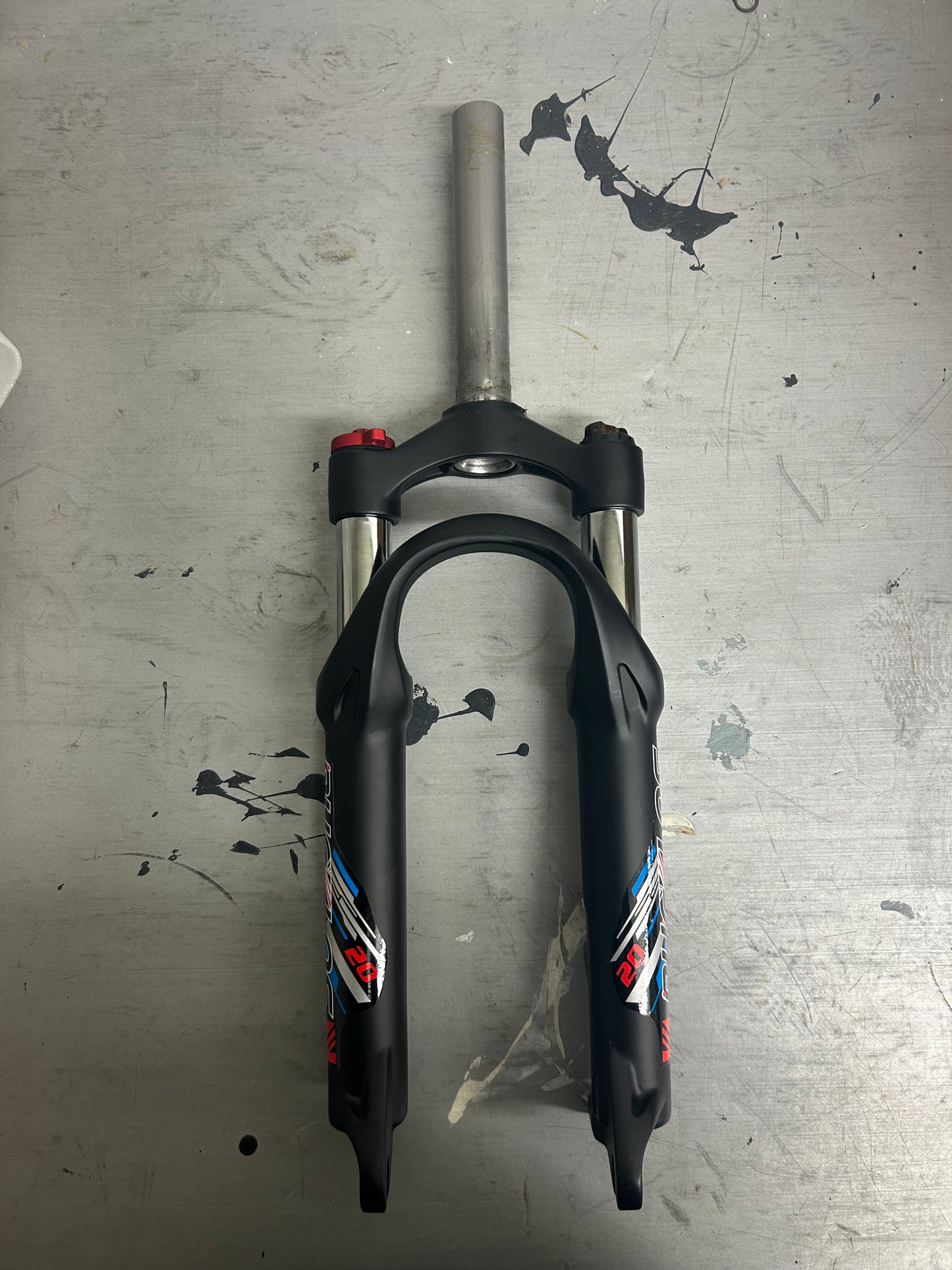 BUCKLOS 20 inch Fork, 50mm travel, 28.6mm threadless straight tube, 9mm crown