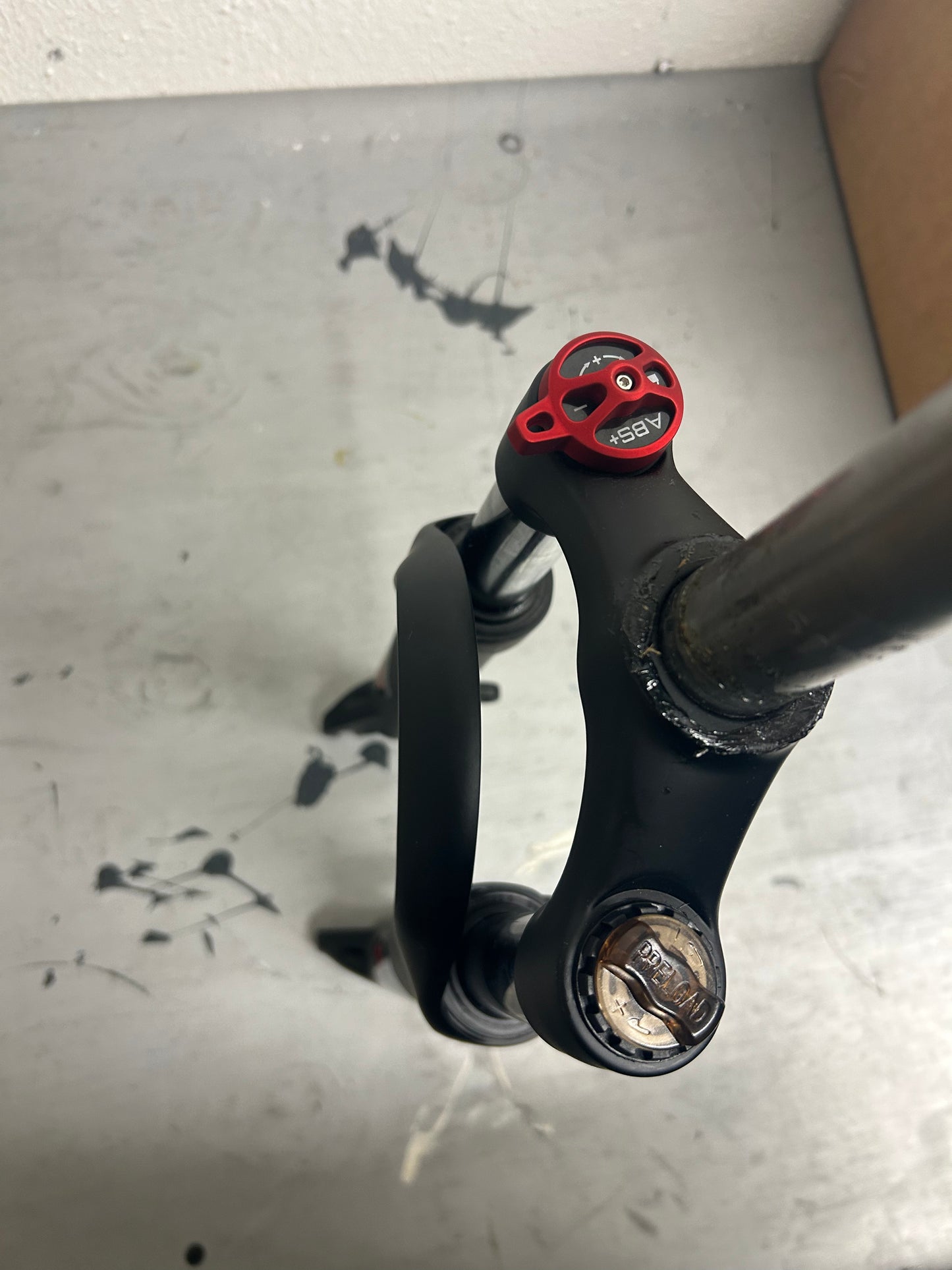 BUCKLOS 20 inch Fork, 50mm travel, 28.6mm threadless straight tube, 9mm crown