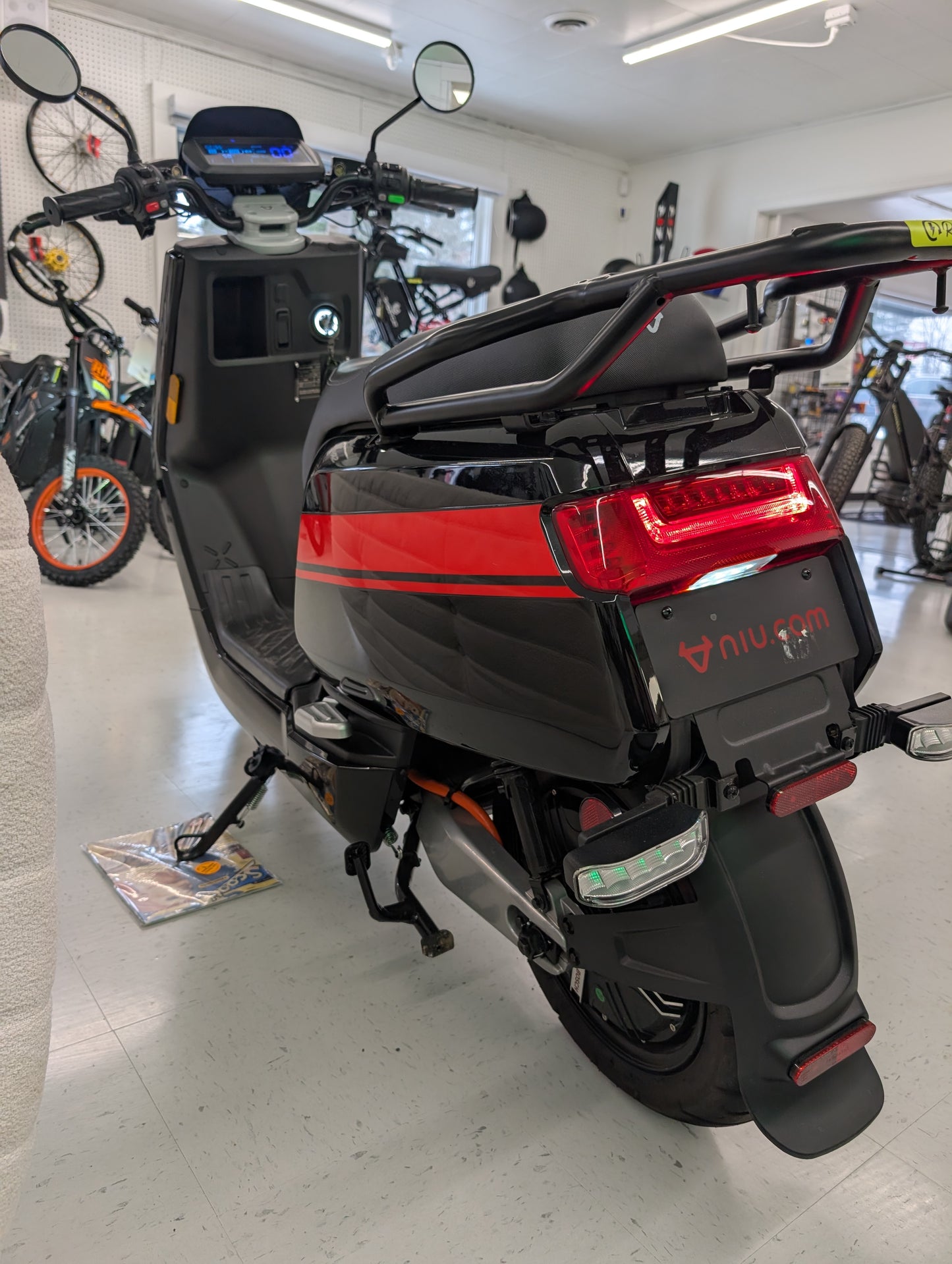 Dealer Demo, Black/Red, NIU NQi GTS — Premium Electric Moped for Urban & Suburban Riding